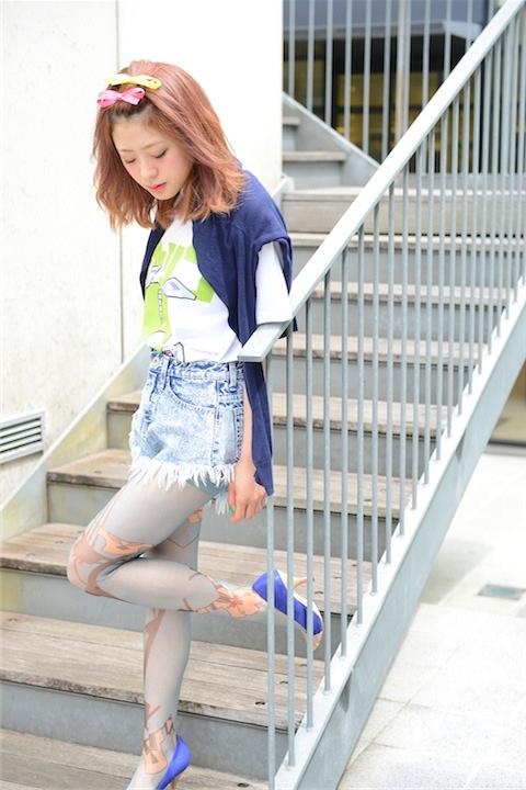 チャックTシャツ+委員長の魔女の結界ストッキング