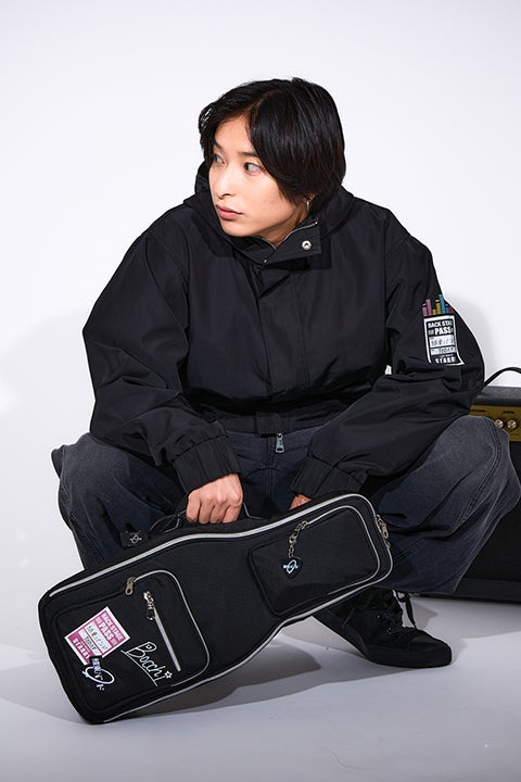 結束バンド モデル アウター&ボディバッグ&スニーカー ぼっち・ざ・ろっく！