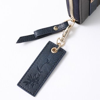 文香の黒髪と、[潮風の一頁]の水着イメージのブルーを基調とした2wayバッグ&財布。