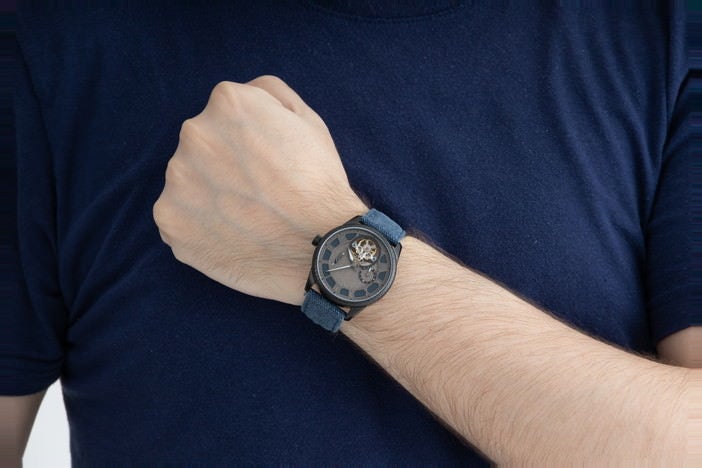 荘重なデザインが魅力！ダークでミステリアスな腕時計